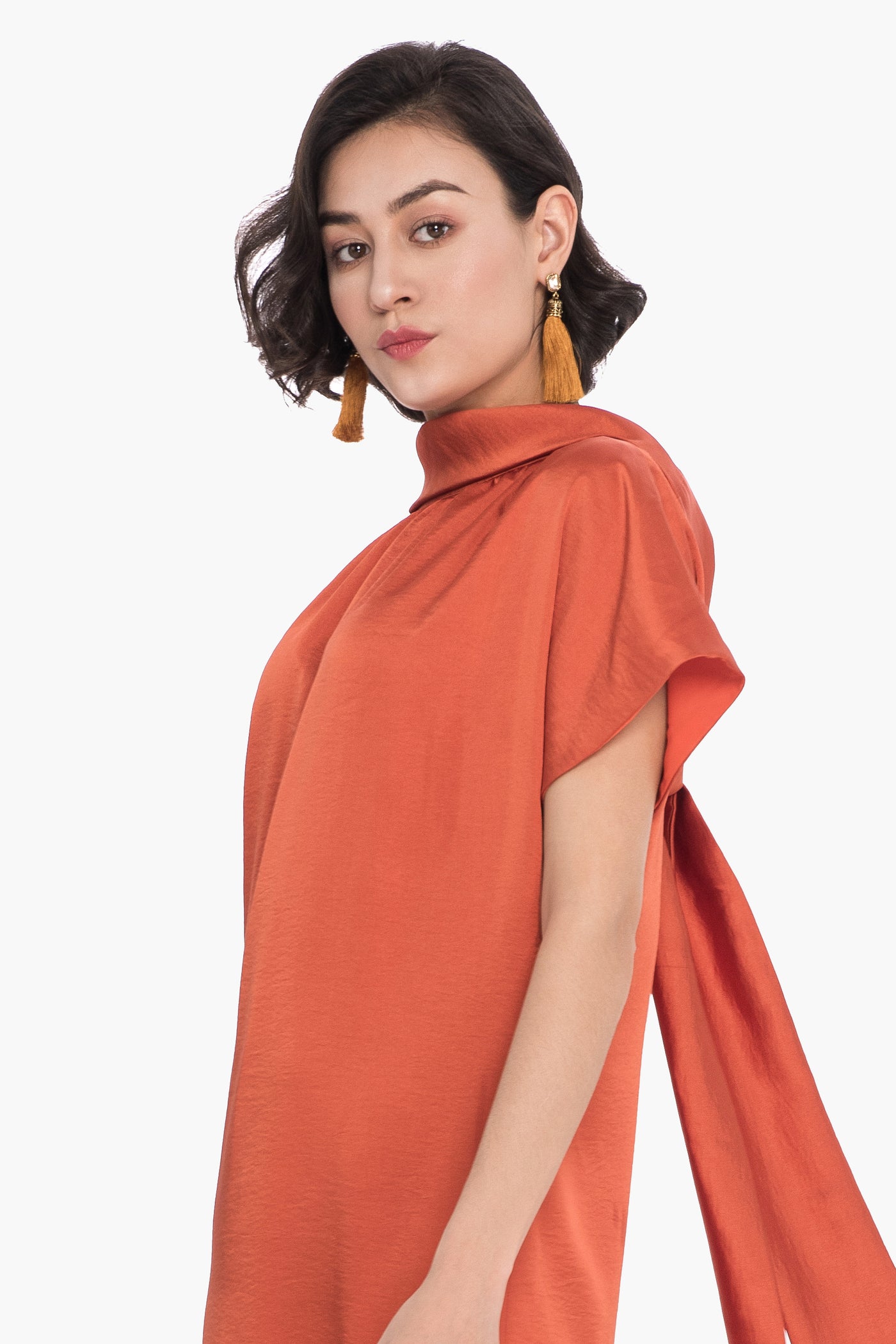 Vestido recto forrado con cuello caído en la espalda y lazo